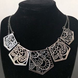 🎁 Floral Statement Necklace